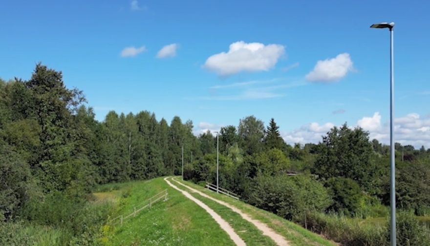 Uz Salas aizsargdambja Carnikavas pagastā uzstādīts apgaismojums