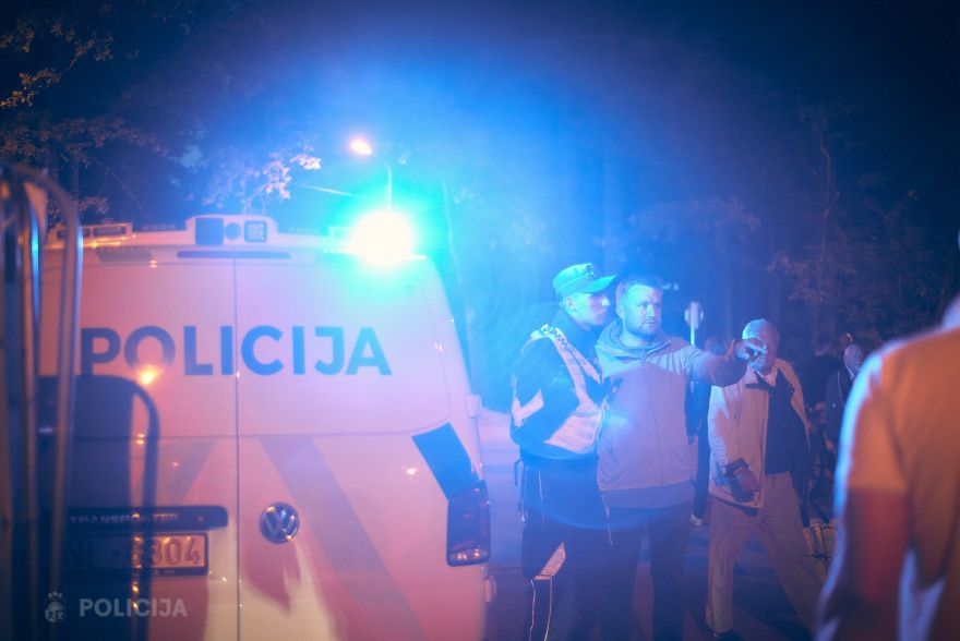 Uz šosejas notriekts motociklists – policija atklājusi, cik promiles bija sievietei pie stūres