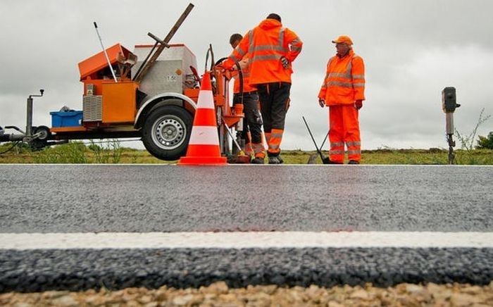 Uz Tallinas šosejas posmā no Baltezera līdz Pulksteņezeram atsākas satiksmes drošības uzlabošanas darbi