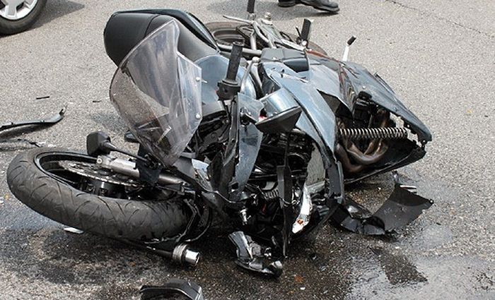 Uz Vidzemes šosejas avarējis motociklists, Jūrmalā cietis gājējs