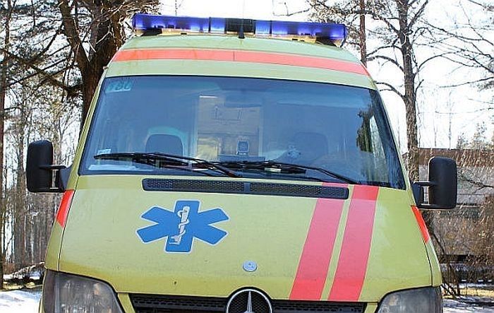 Uzkrītot vēja nolauztam zaram, Jūrmalā gājusi bojā sieviete