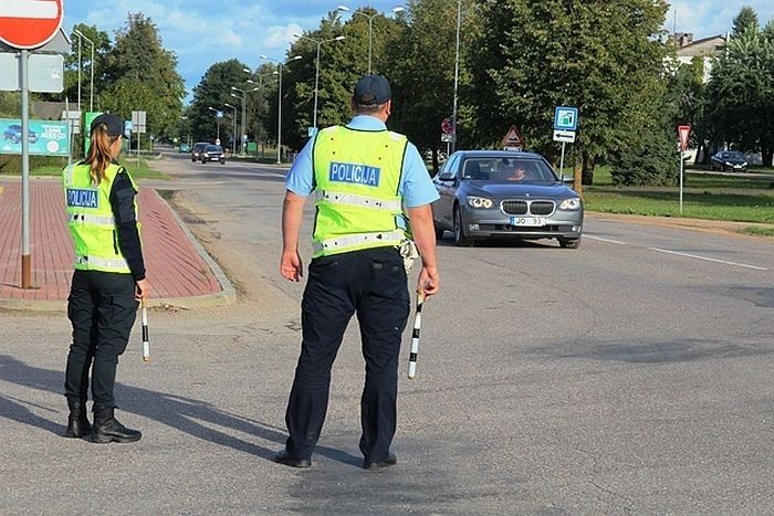 Vāc parakstus par zemāku sodu autovadītājiem, kuri to nomaksā 15 dienās