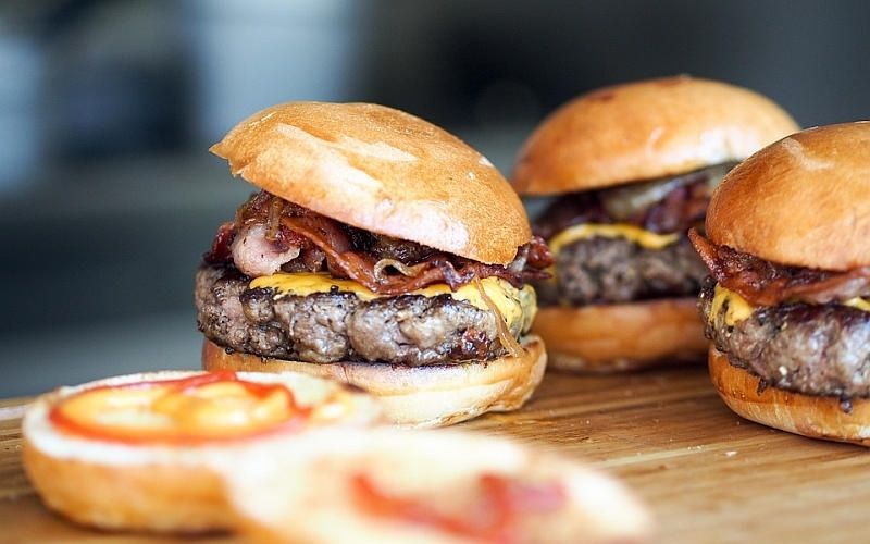Vai burgers ir kaitīgāks par karbonādi? Atklāj uztura speciāliste