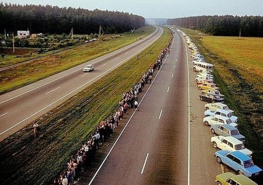 Vai spētu vēlreiz sadoties rokās? Iedzīvotāji par Baltijas ceļu