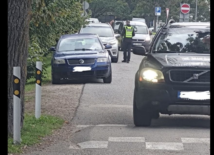 “Vai tiešām 20 metrus grūti paiet?” Ādažos strīds par vecāku sodīšanu pie bērnudārza “Riekstiņš”