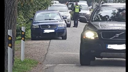 Attēls rakstam: “Vai tiešām 20 metrus grūti paiet?” Ādažos strīds par vecāku sodīšanu pie bērnudārza “Riekstiņš”