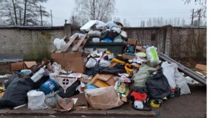 Attēls rakstam: "Vai tiešām gribat šādu skatu pa logu?" Kāpēc Olainē neatjaunos lielgabarīta konteinerus