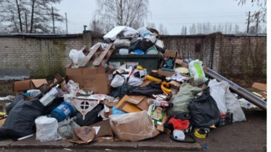 "Vai tiešām gribat šādu skatu pa logu?" Kāpēc Olainē neatjaunos lielgabarīta konteinerus