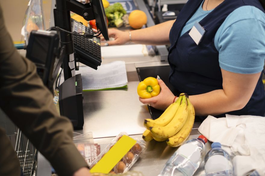 Vairākām pārtikas precēm samazinās PVN: kuri ikdienas produkti kļūs lētāki?