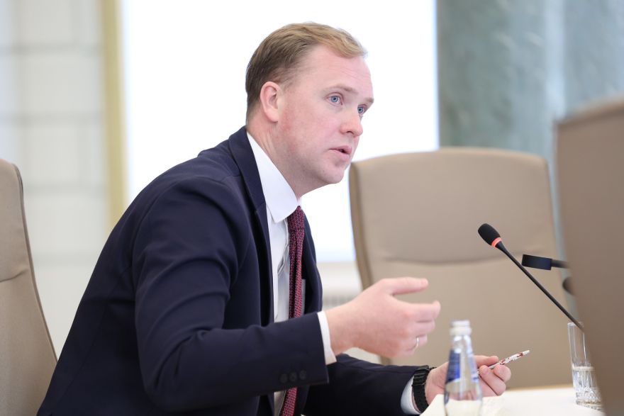 Valainis: Virspeļņas nodoklis motivēs degvielas mazumtirgotājus pēc iespējas ātrāk samazināt cenu