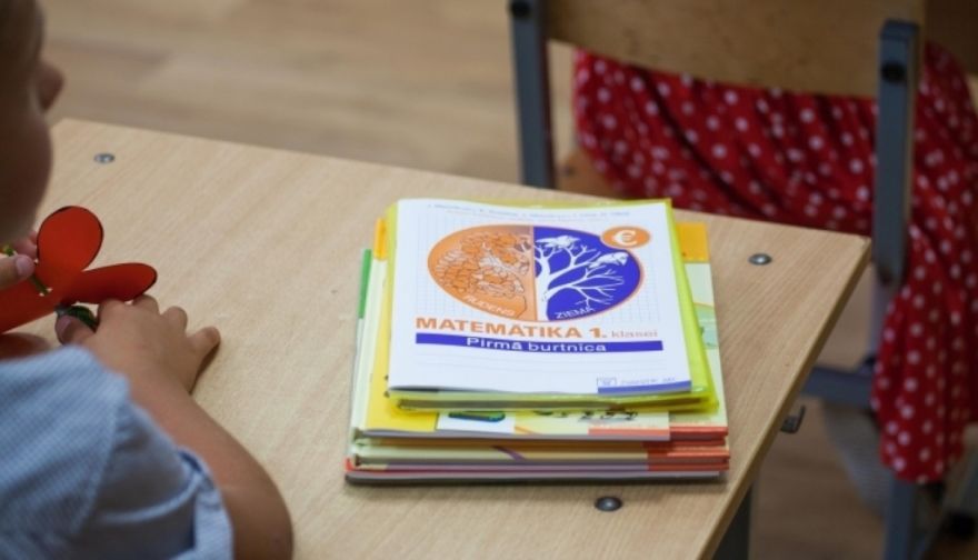 Valdība atbalsta pāreju uz mācībām tikai valsts valodā