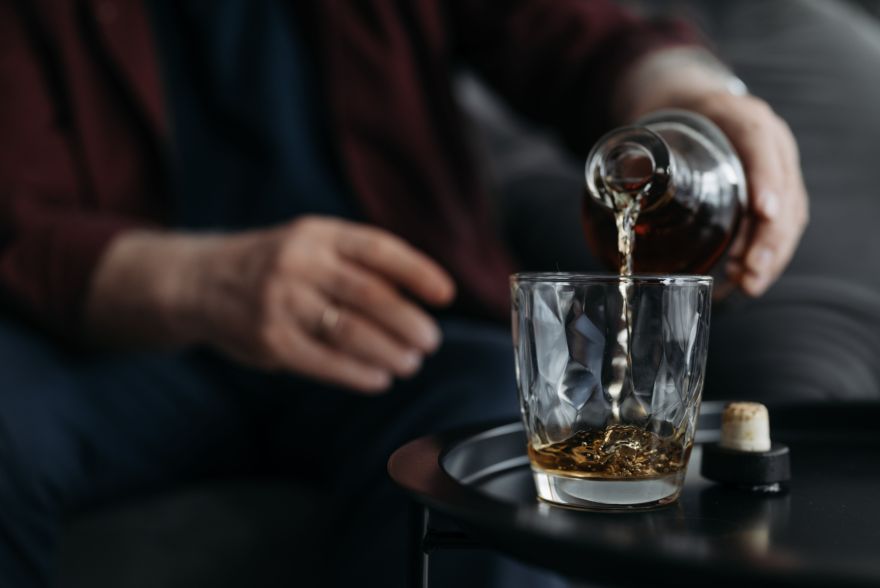 Valsts cieš sagrāvi cīņā ar alkoholismu: daudz ko cerēja paveikt, bet trīs gadu laikā palicis pat sliktāk