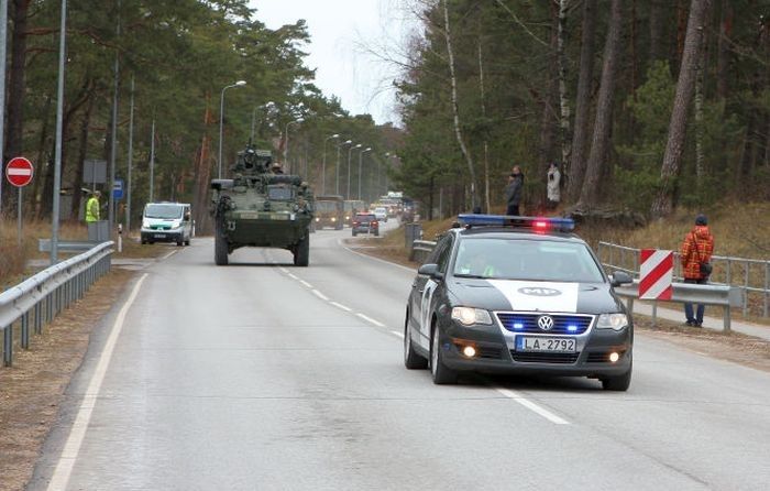 Valsts policija atgādina, kā rīkoties autovadītājiem, ja operatīvie dienesti pavada transportlīdzekļu kolonnu