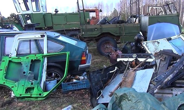 Valsts policija Ķekavas novadā uziet lielu daudzumu zagtu automašīnu detaļu, munīciju un alkoholu