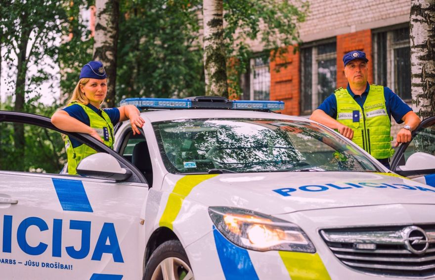 Valsts policijas amatpersonas saņem jaunā dizaina formas tērpus