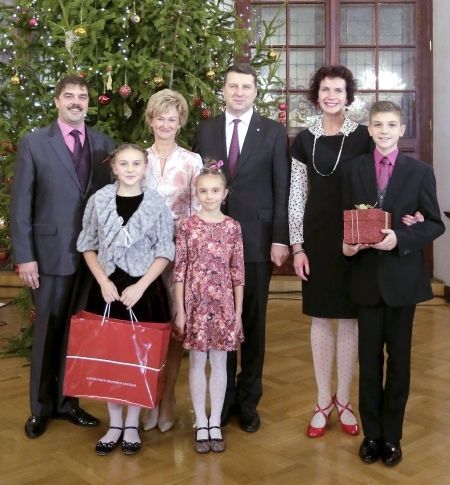 Valsts prezidents kopā ar carnikaviešu ģimeni iededzis Melngalvju nama egli