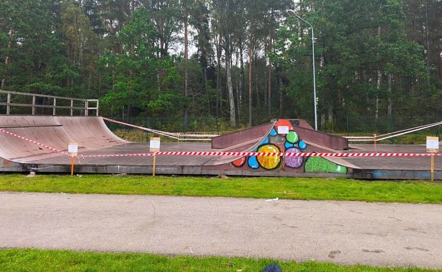 Vandālisma un konstrukciju bojājumu dēļ slēgts Jaunolaines skeitparks