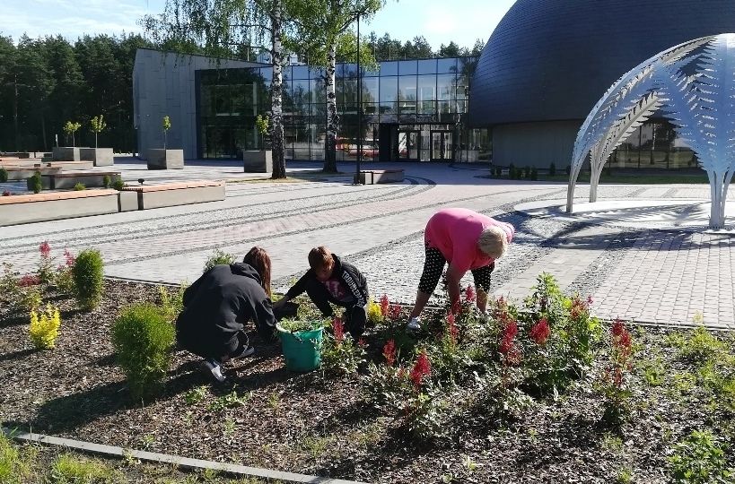 Vasaras brīvlaikā algotu darbu strādāja gandrīz 5000 skolēnu