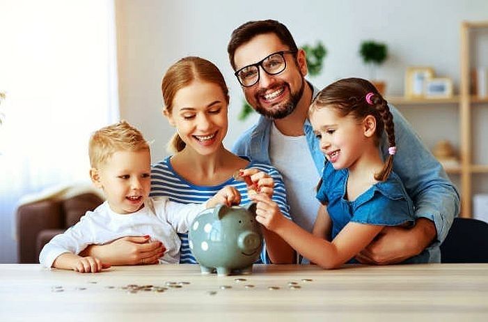 Vecāku pabalsta saņēmēju skaits samazinās, bet strādājošo daļa un pabalsta vidējais apmērs aug