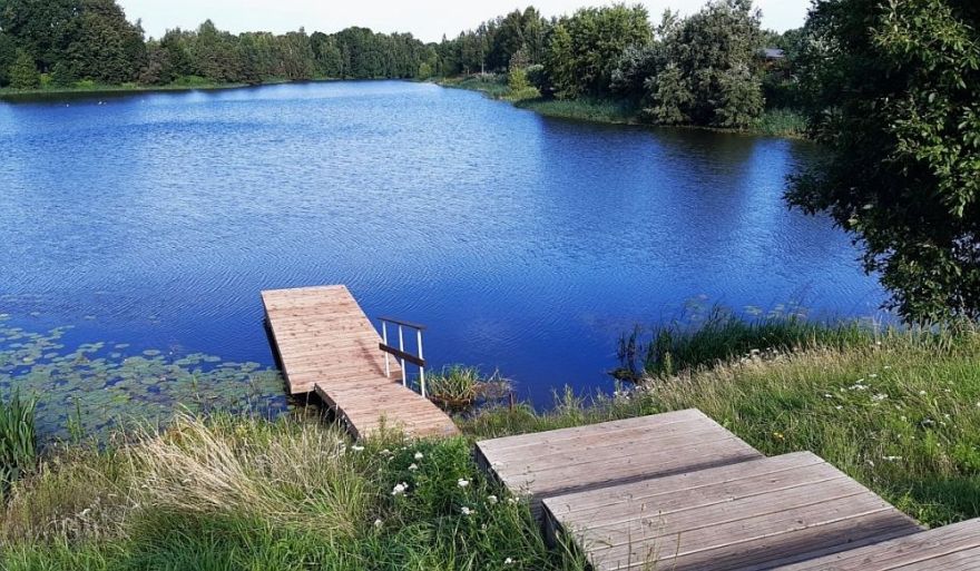 Vējupē uzstādīta jauna pontonu laipa
