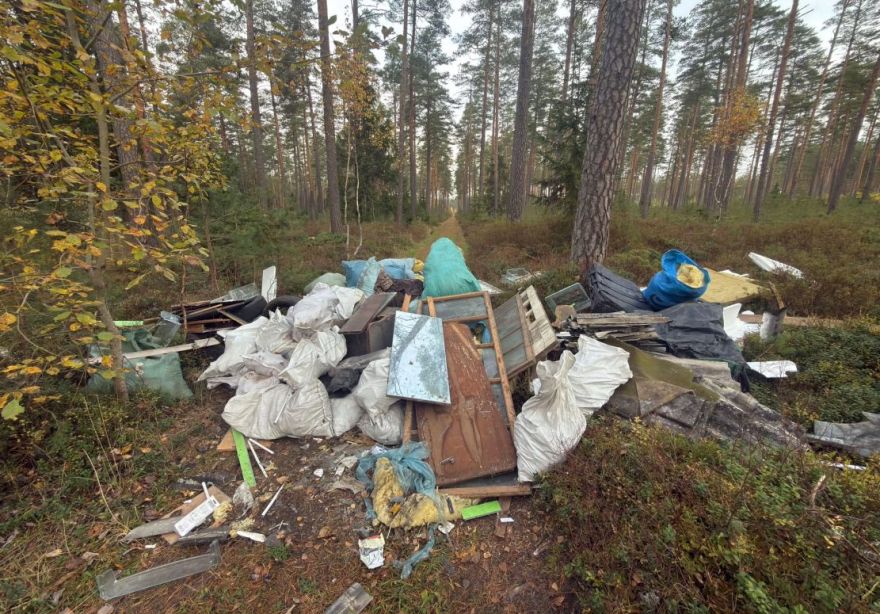 "Vēl vakar vakarā šo meža sānceliņu varēja izbraukt..." Zvejniekciema mežs pārvērsts izgāztuvē
