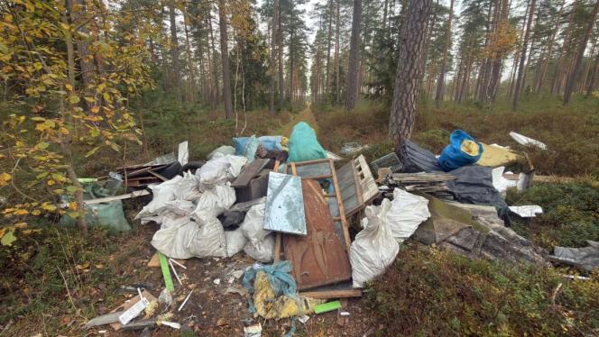 Attēls rakstam: "Vēl vakar vakarā šo meža sānceliņu varēja izbraukt..." Zvejniekciema mežs pārvērsts izgāztuvē