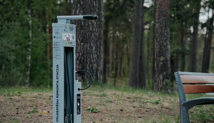 Velobraucējiem Ādažu novadā būs ērtāk – divās vietās uzstādīti jauni veloapkopes stendi