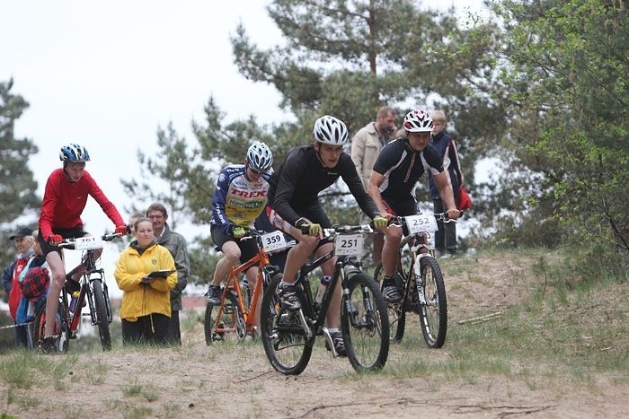 Velobraucieni Baložos un Carnikavā pulcē simtus