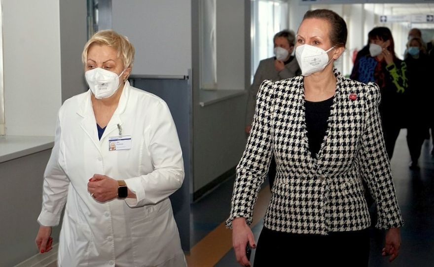 Veselības ministre: Jāmeklē risinājumi pieaugošo izmaksu slogam slimnīcās (papildināta)