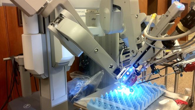 Attēls rakstam: Vēsturisks notikums medicīnā: Jūrmalas slimnīcā veiks pirmās robotasistētās operācijas Latvijā