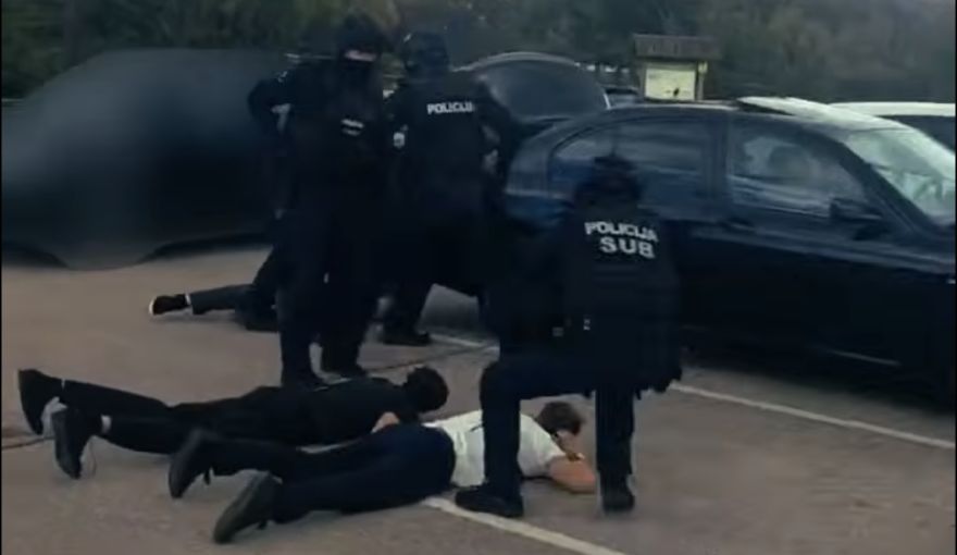 VIDEO: Ādažos īsteno vērienīgu aizturēšanas operāciju – izņemts iespaidīgs daudzums narkotisko vielu