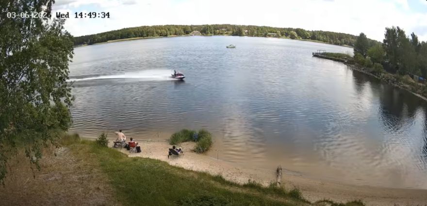 VIDEO: Ādažos pārgalvīgs ūdens motociklists "lido" gar pašu krastu