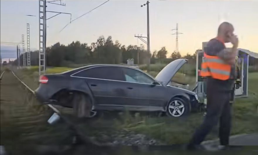 VIDEO: Avārija Olainē - spēkrats pēc sadursmes paliek uz dzelzceļa sliedēm