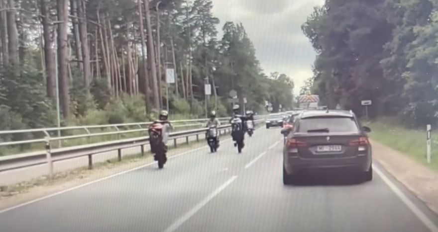 VIDEO: "Cik tur vajag, lai samisētos..." Ulbrokā fiksēta pārgalvīga braukšana sastrēguma laikā