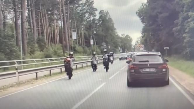 Attēls rakstam: VIDEO: "Cik tur vajag, lai samisētos..." Ulbrokā fiksēta pārgalvīga braukšana sastrēguma laikā
