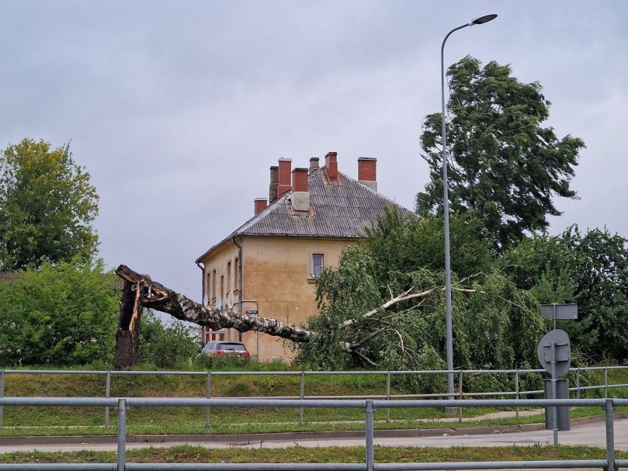 VIDEO: Jūrmalā vētrā bojāta pilsētas apgaismojuma infrastruktūra un bloķētas ielas