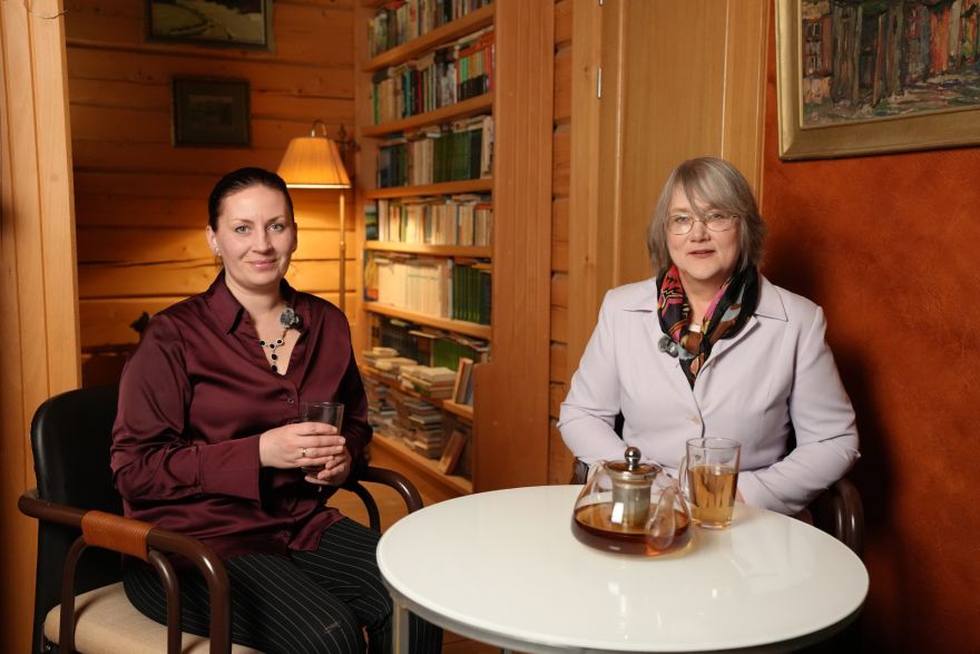 VIDEO: Karš, bezbērnotība un gadiem pārmaksatā elektrība – par to jaunajā "Virtuves sarunas" epizodē