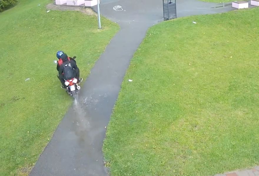 VIDEO: Ķekavā iereibis mopēda vadītājs izmēģina visdīvainākās taktikas, lai izvairītos no policijas