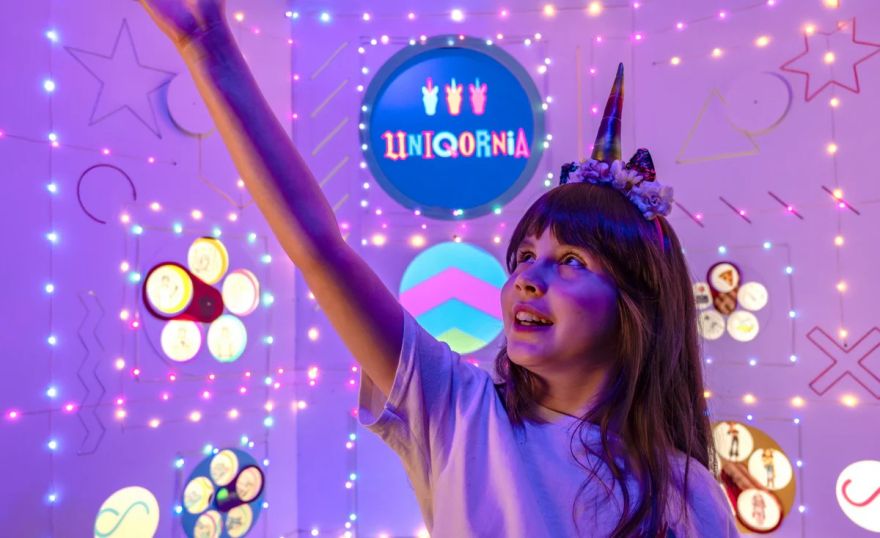 VIDEO: Mārupietis uzbūvē vienradžu fabriku meitai ar autismu, lai finansētu viņas terapijas