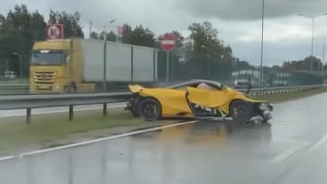 Attēls rakstam: VIDEO: Miljonu vērts skats Ulmaņa gatvē, avarējis luksusa spēkrats "McLaren"