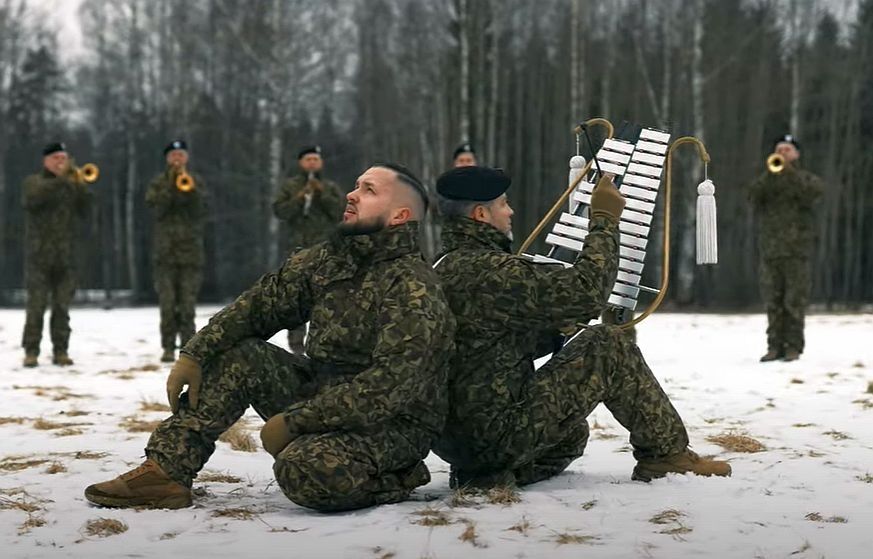 Video: Nacionālo bruņoto spēku Štāba orķestris velta video Ukrainas kara upuriem