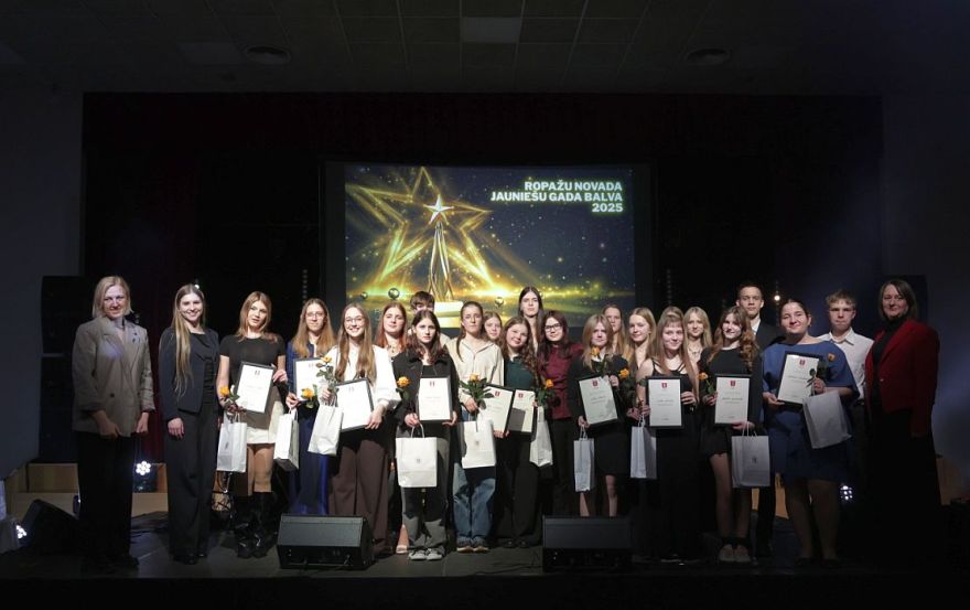 Video: Pasniegtas "Ropažu novada Jauniešu gada balvas"