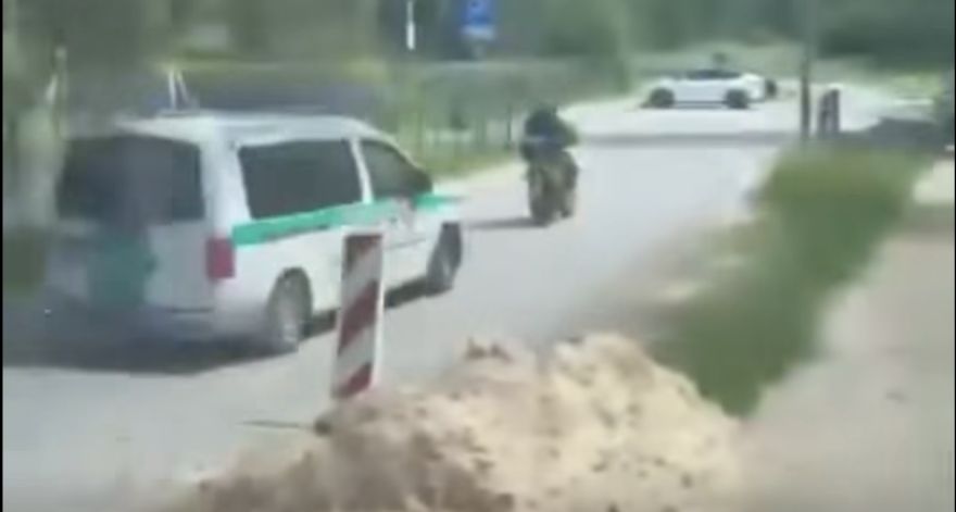 VIDEO: Ropažu novadā fiksēta policijas pakaļdzīšanās motocikla vadītājam