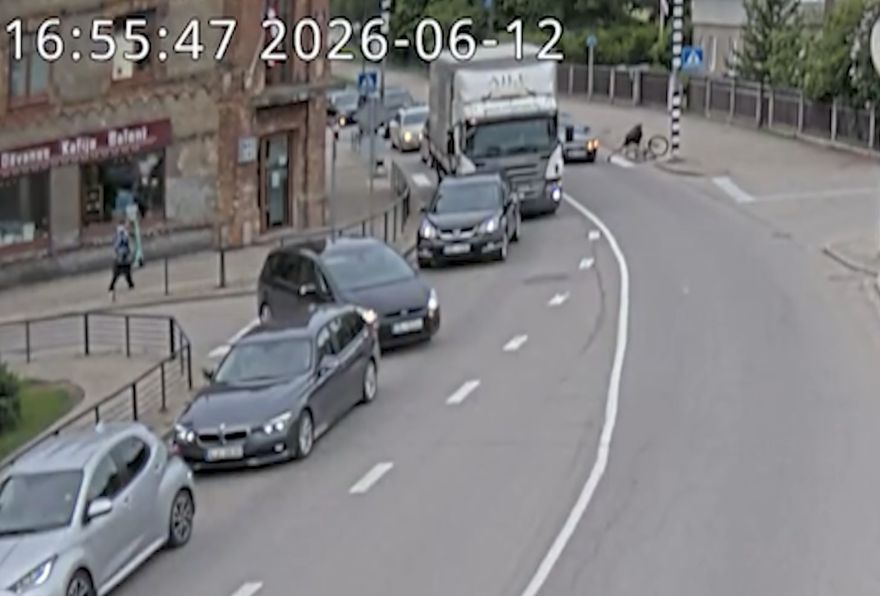VIDEO: Salaspilī automašīna notrieca velosipēdistu, policija aicina viņu atsaukties
