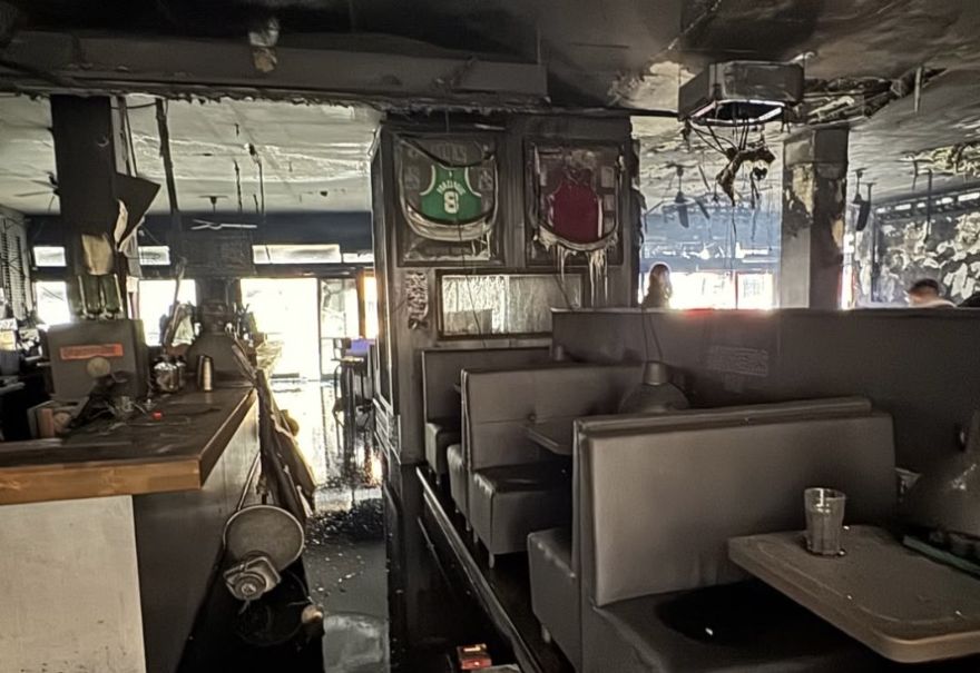 Video: "Seši gadi pa pakaļu..." Vecrīgā nodedzis Mika Galvanovska "The Sinners" bārs