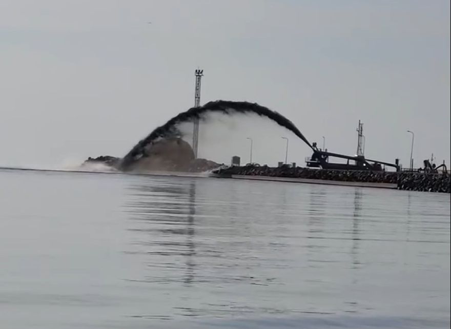 VIDEO: Skultes ostā iedzīvotāji pamanījuši satraucošu skatu - ūdenī gāžas tonnām tumšas krāsas masas