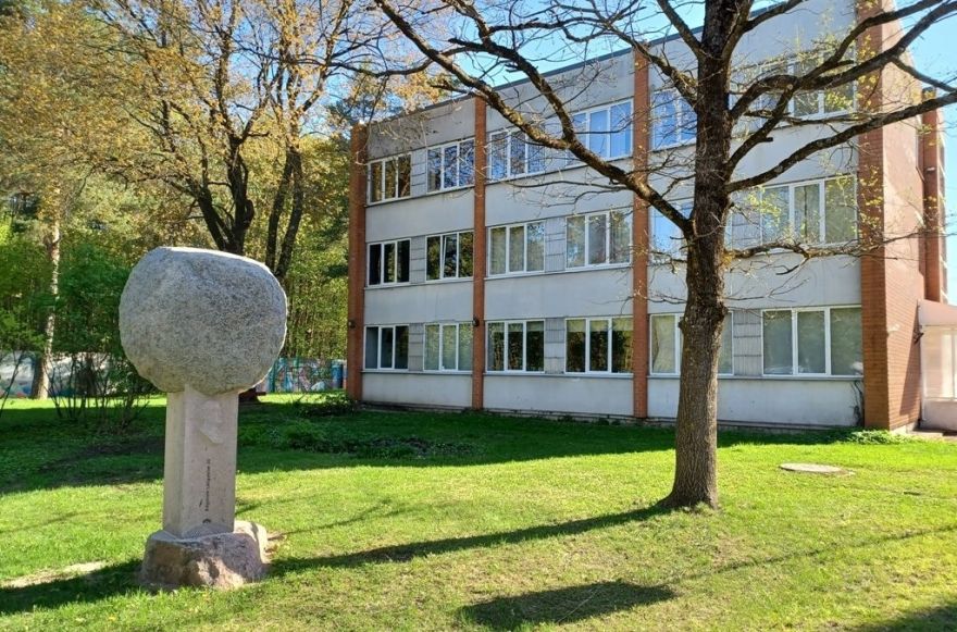 Video: Ulbrokā kā simbols Latvijas lauksaimnieku paaudzei uzstādīta piemiņas zīme Edgaram Lāčgalvim