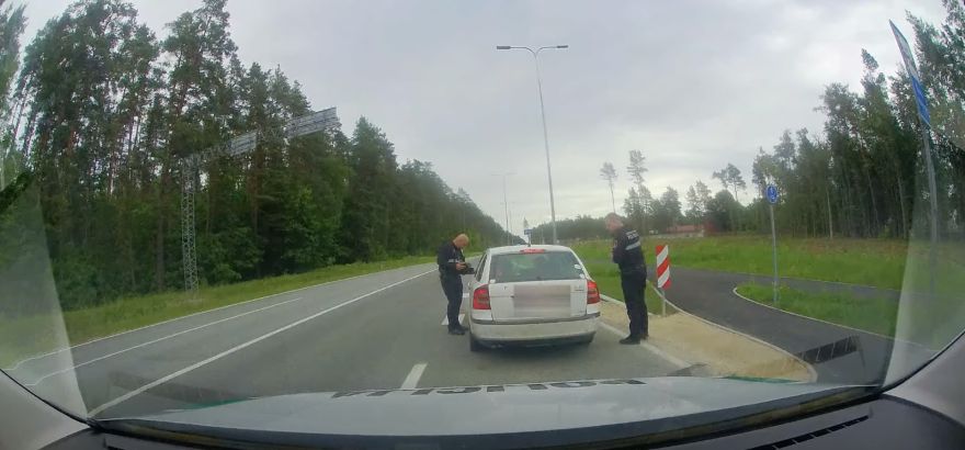 VIDEO: Ulbrokā pie stūres vīrietis, kurš oficiāli ir "miris", bet ar to pārsteigumi nebeidzās