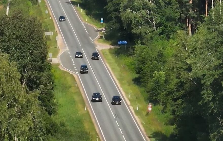 Video: Valsts policija ar drona palīdzību uz Liepājas un Ventspils šosejas veic satiksmes kontroli