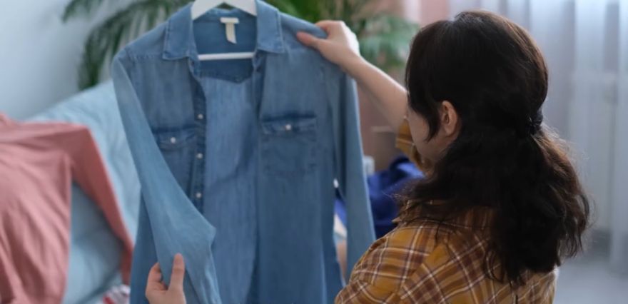 VIDEO: Vasaras garderobe ziemas miegā: kā uzglabāt apģērbu ilgākam laikam